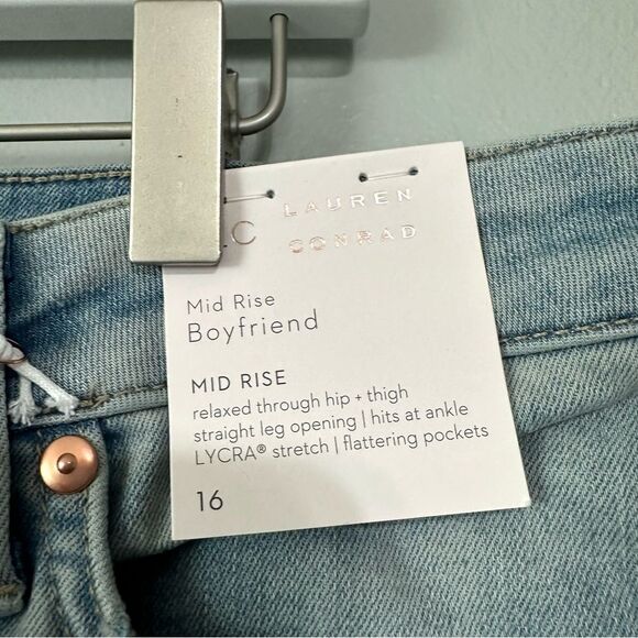 LC Lauren Conrad women’s 16 Mid Rise slim Boyfriend jeans light blue rip at knee - Picture 4 of 10